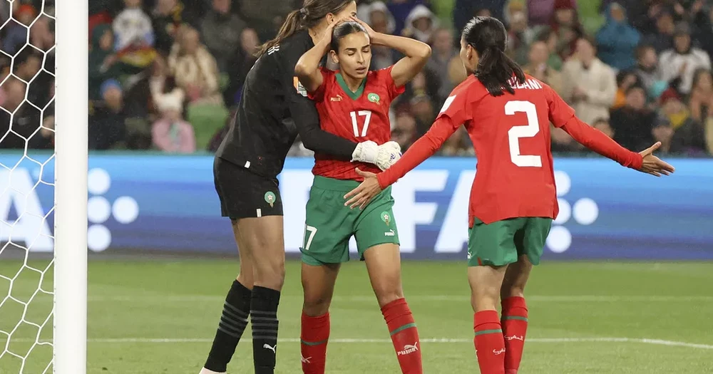 Sức ép khủng khiếp của đội hạng nhì thế giới đã khiến hậu vệ Morocco hai lần phá lưới nhà. Ảnh: AN.