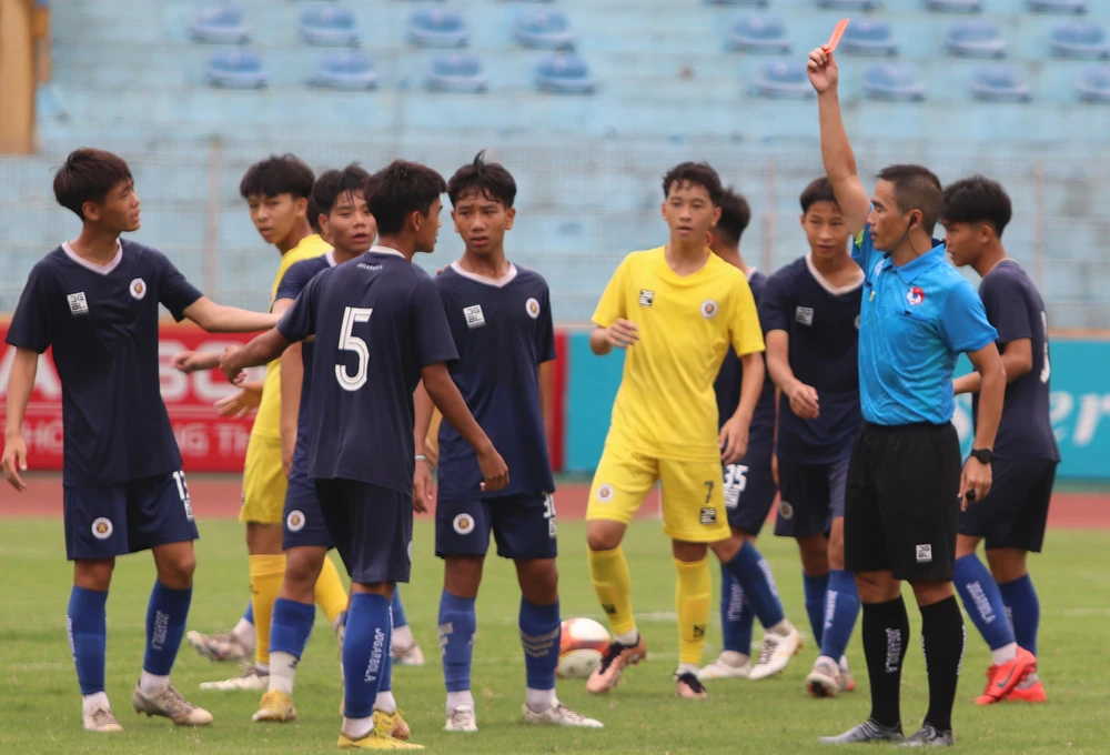 Trọng tài Mai Xuân Hùng sẽ đầu tiên ứng dụng VAR trong trận Viettel - Hà Tĩnh ngày 27-7. Ảnh: VPF.