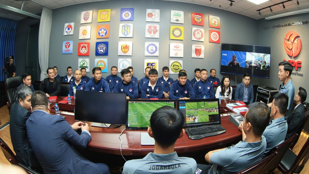 Trưởng ban trọng tài VFF Đặng Thanh Hạ trong một buổi tập huấn sử dụng VAR. Ảnh: VPF.