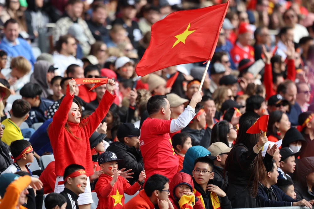 Cổ động viên Việt Nam cổ vũ cuồng nhiệt cho thầy trò Mai Đức Chung thi đấu cúp thế giới ở New Zealand...