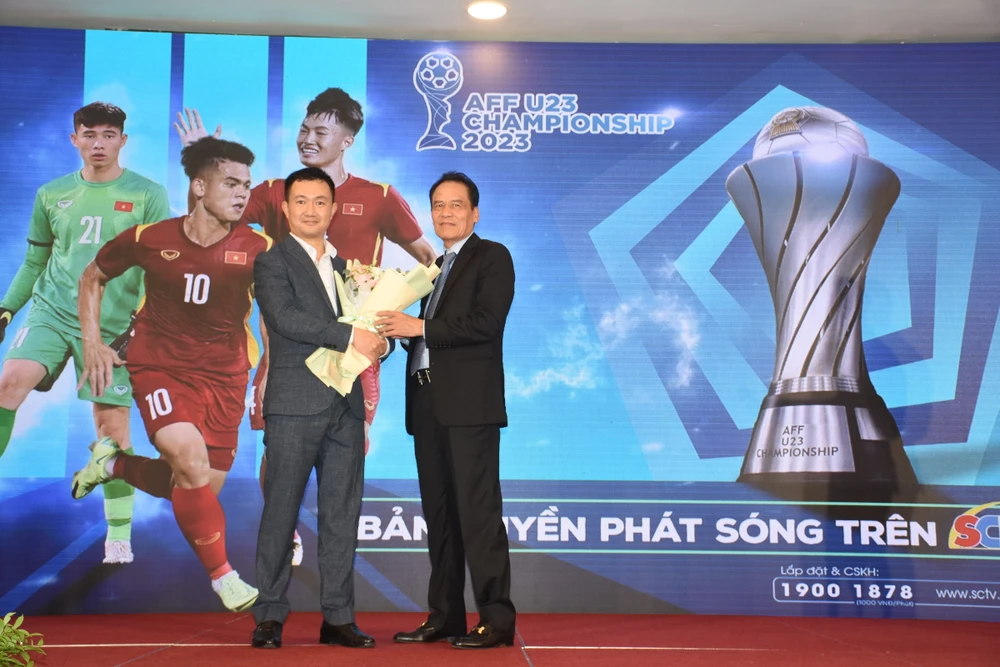 Tổng giám đốc SCTV - Trần Văn Úy tặng hoa chúc mừng cho ông Phạm Vũ Đức - Giám đốc Kinh doanh cấp cao khu vực châu Á Thái Bình Dương (đại diện U-23 AFF). Ảnh: BẢO ANH.