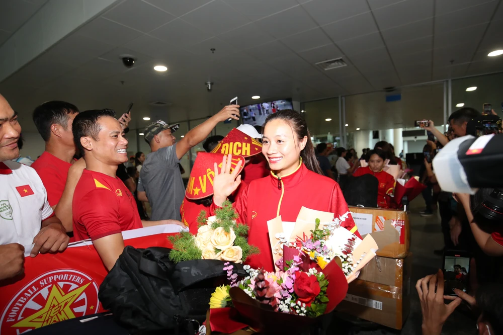 Đông đảo người hâm mộ chào đón các nữ tuyển thủ Việt Nam trở về từ New Zealand. Ảnh: ANH PHƯƠNG.