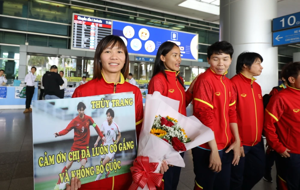 Thùy Trang và đồng đội ở CLB TP.HCM về đến sân bay Tân Sơn Nhất trưa 3-8. Ảnh: ANH PHƯƠNG.