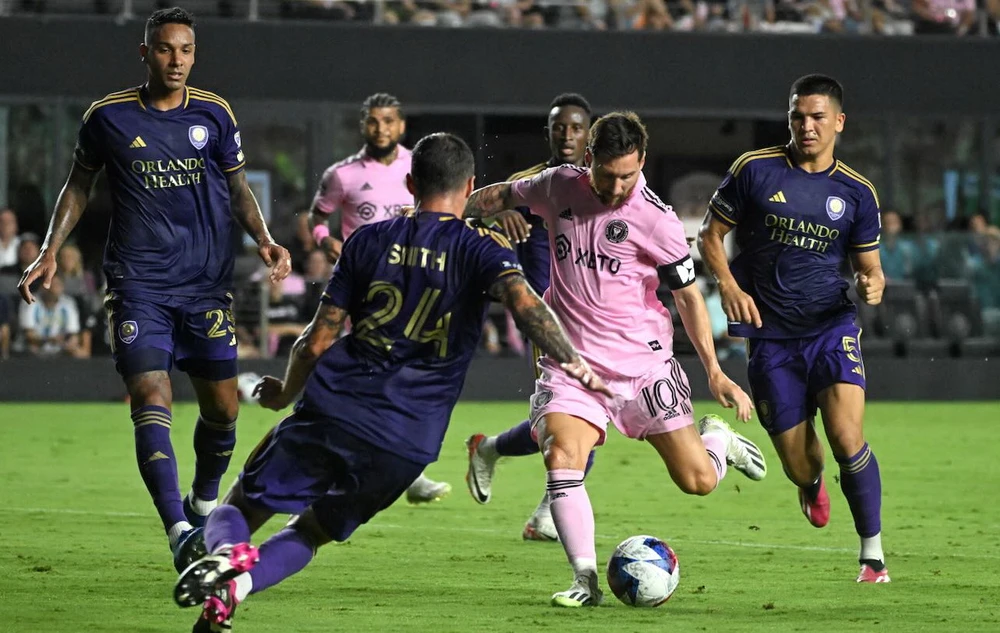 Bị bao vây giữa các cầu thủ Orlando City, tân binh của Miami vẫn có cách phá lưới đối phương. Ảnh: GETTY.