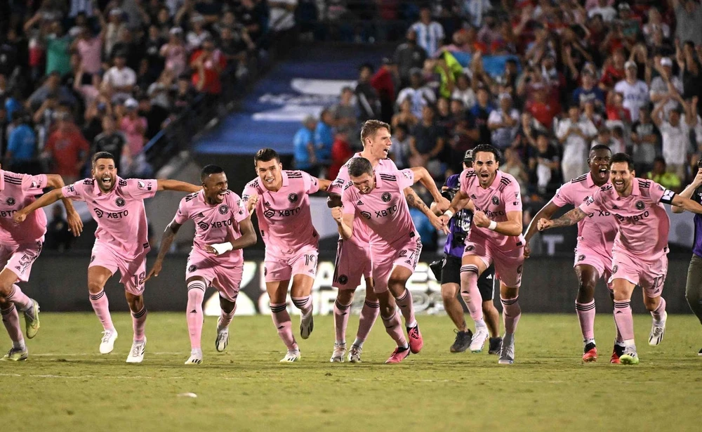 Tiền đạo người Argentina cùng đồng đội ăn mừng chiến thắng sau loạt sút luân lưu cân não. Ảnh: GETTY.