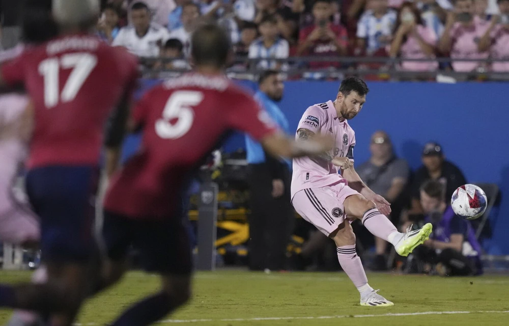 Messi vẽ một đường cong tuyệt đẹp vào lưới Dallas giúp đội nhà có trận thắng thứ 4 liên tiếp. Ảnh: GETTY.