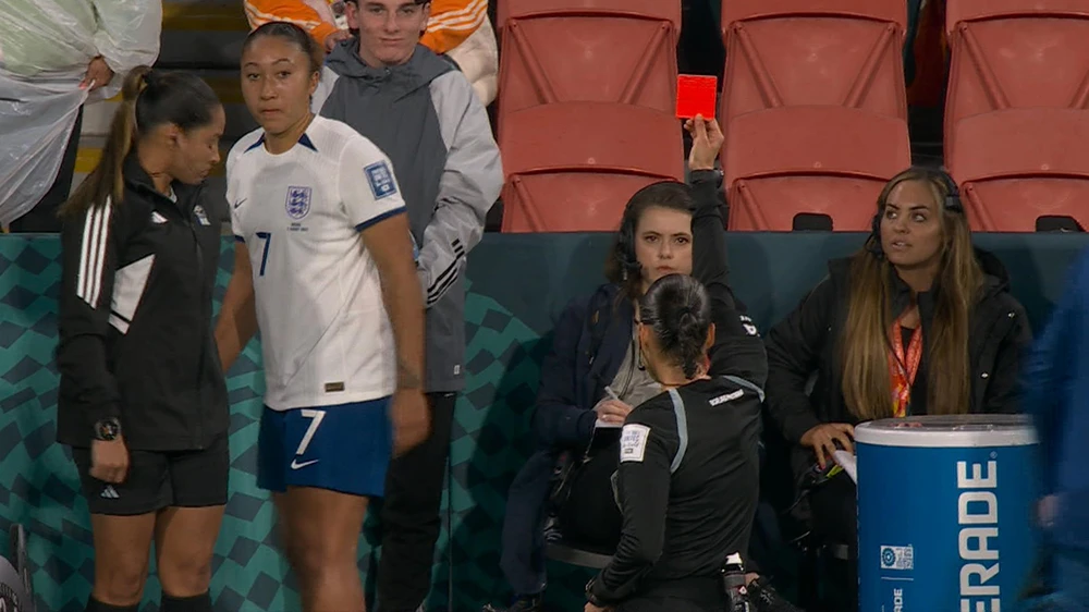 Sau khi tham khảo VAR, trọng tài đã rút thẻ đỏ truất quyền thi đấu của ngôi sao Anh. Ảnh: GETTY.