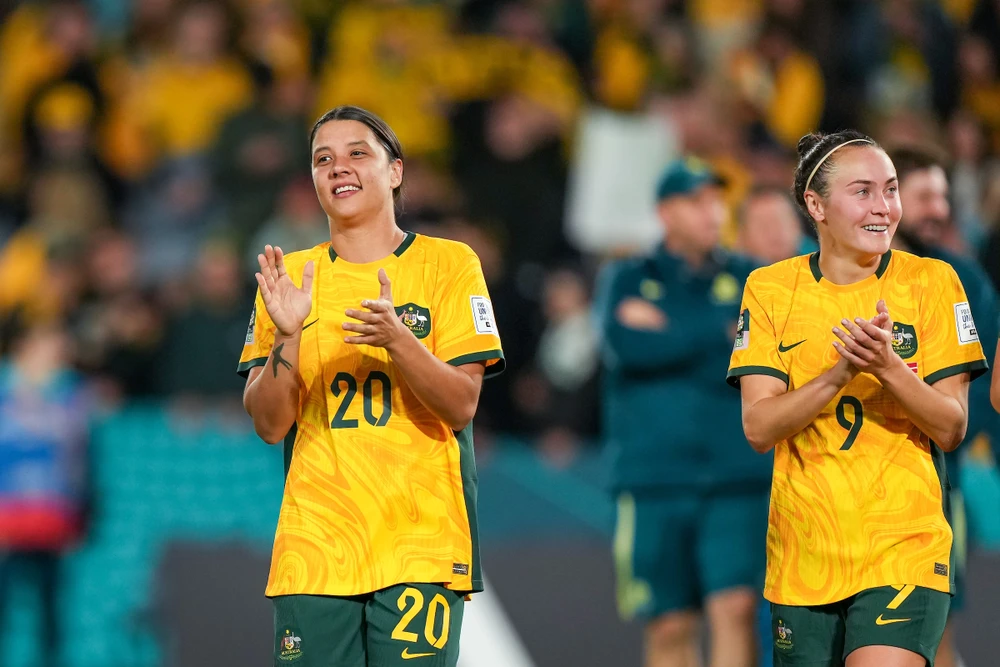 Sam Kerr cùng đồng đội vui mừng sau khi giúp đồng chủ nhà World Cup Úc vào bán kết. Ảnh: GETTY.