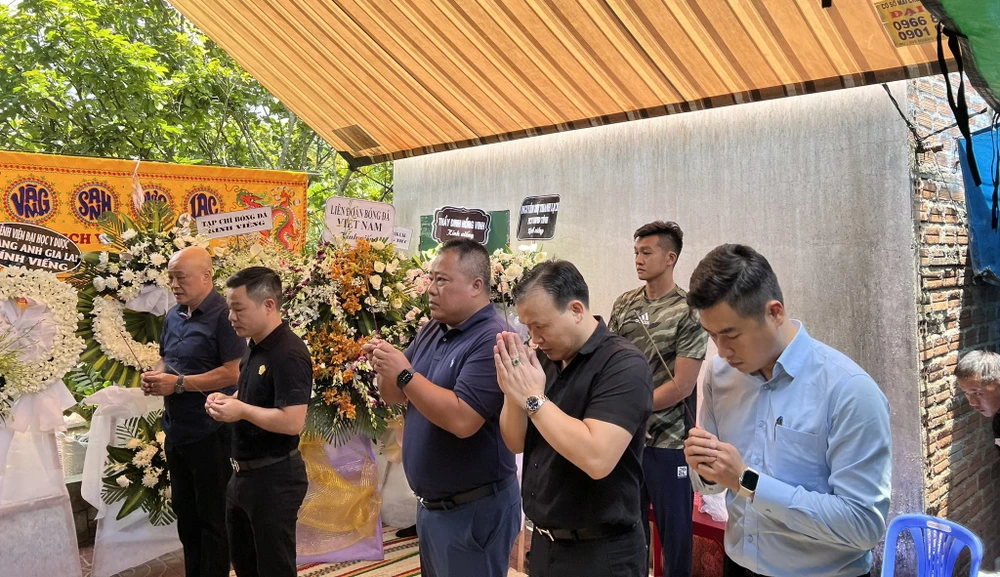 Lãnh đạo VFF, VPF trong lễ tang của bác sĩ CLB Đào Trọng Trí. Ảnh: ĐỖ TUẤN.