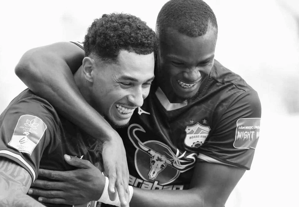 ... và sự ra đi đột ngột của anh khiến đồng đội Brandao đau xót. Ảnh: CDV.