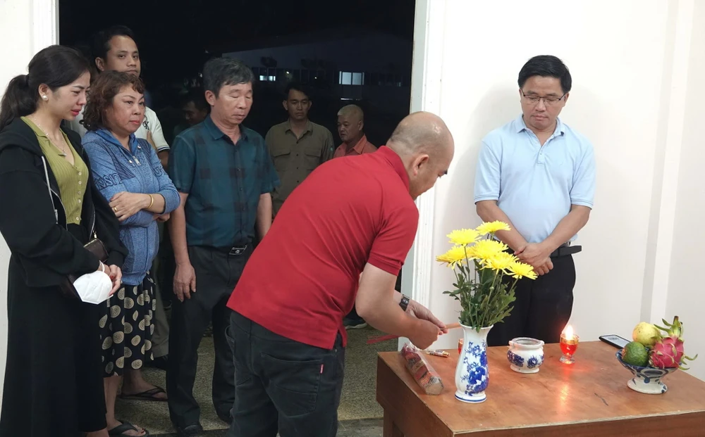 Sau khi hoàn tất mọi thủ tục với những yếu tố liên quan đến người nước ngoài, lễ truy điệu Paollo sẽ diễn ra lúc 20 giờ, ngày 15-8...