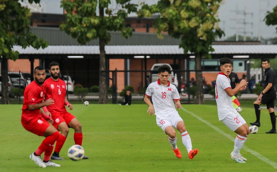 Quốc Việt và đồng đội chơi năng nổ trong trận cầu thử nghiệm. Ảnh: VFF.