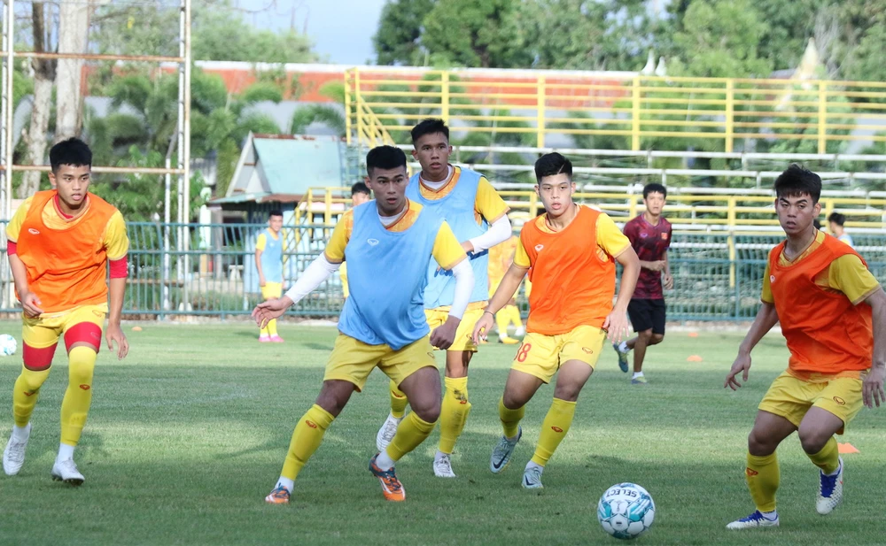 Các học trò HLV Hoàng Anh Tuấn có buổi tập cuối cùng chiều 19-8 trước khi chơi trận mở màn bảng C gặp U-23 Lào, đội vừa có trận hòa nhọc nhằn Philippines 2-2. Ảnh: VFF.