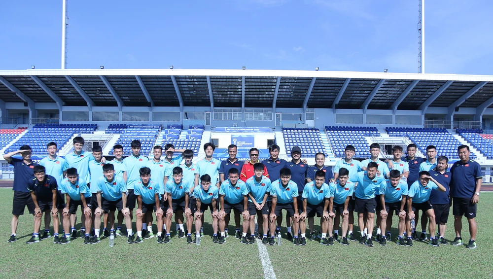 U-23 Việt Nam loại ba cầu thủ và tham quan sân đấu chính thức Rayong. Ảnh: VFF.