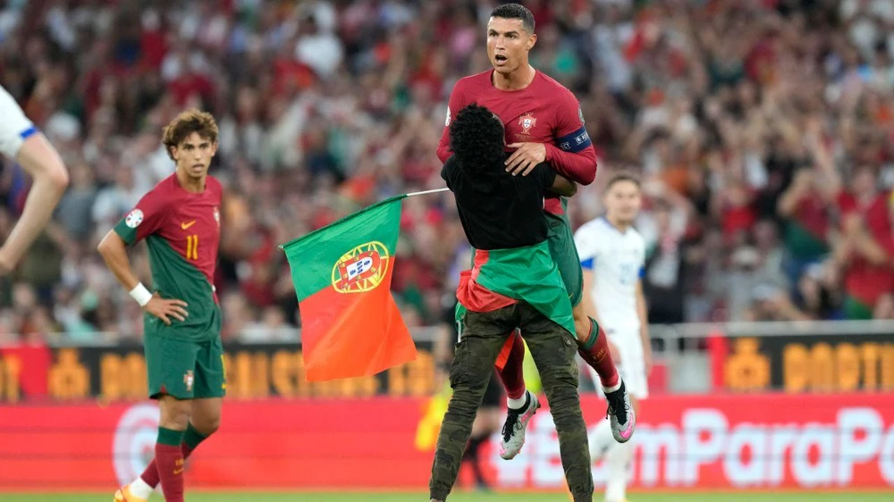 Cầu thủ năm lần giành Quả bóng vàng Ronaldo vẫn chạy tốt ở tuổi 38. Ảnh: GETTY.