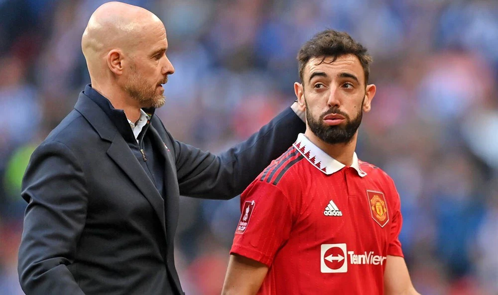 Đầu mùa này, HLV Ten Hag đã tước băng đội trưởng của Maguire trao cho Bruno. Ảnh: GETTY.