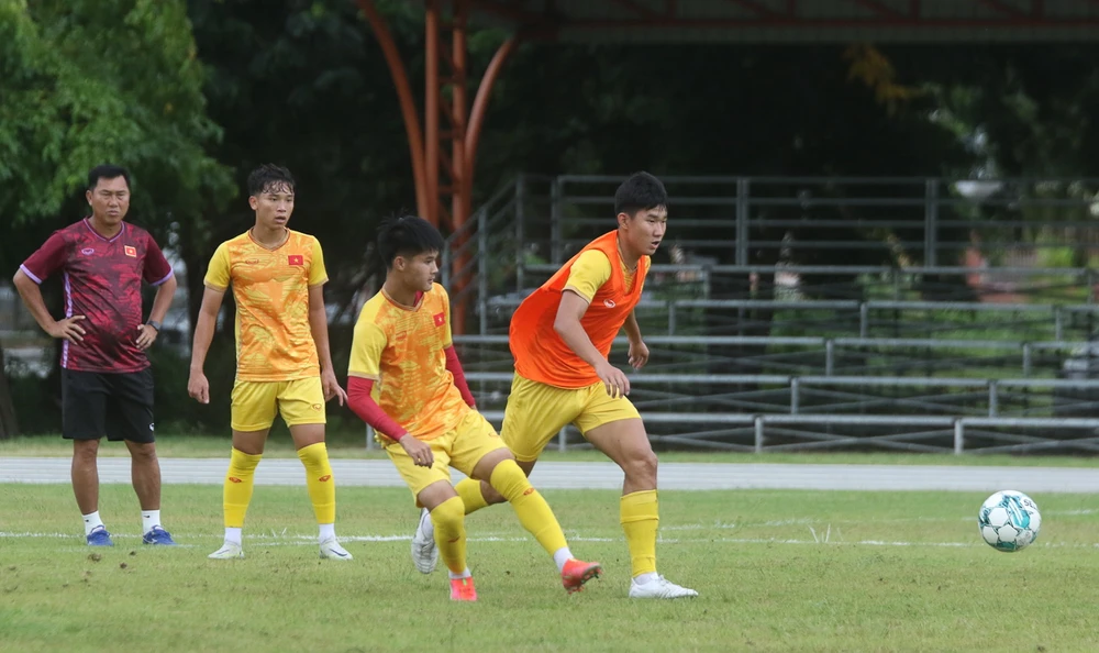 Các tuyển thủ trẻ Việt Nam hăng say trên sân tập ở Thái Lan. Ảnh: VFF.