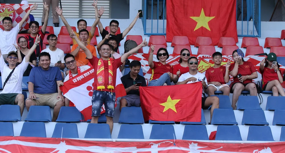 Cổ động viên Việt Nam cổ vũ thầy trò Hoàng Anh Tuấn trên sân Rayong. Ảnh: VFF.