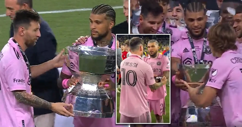 Nghĩa cử đẹp của Messi khi trao băng đội trưởng lại cho DeAndre Yedlin và hướng dẫn cho đồng đội cách nâng cúp vô địch. Ảnh: GETTY.