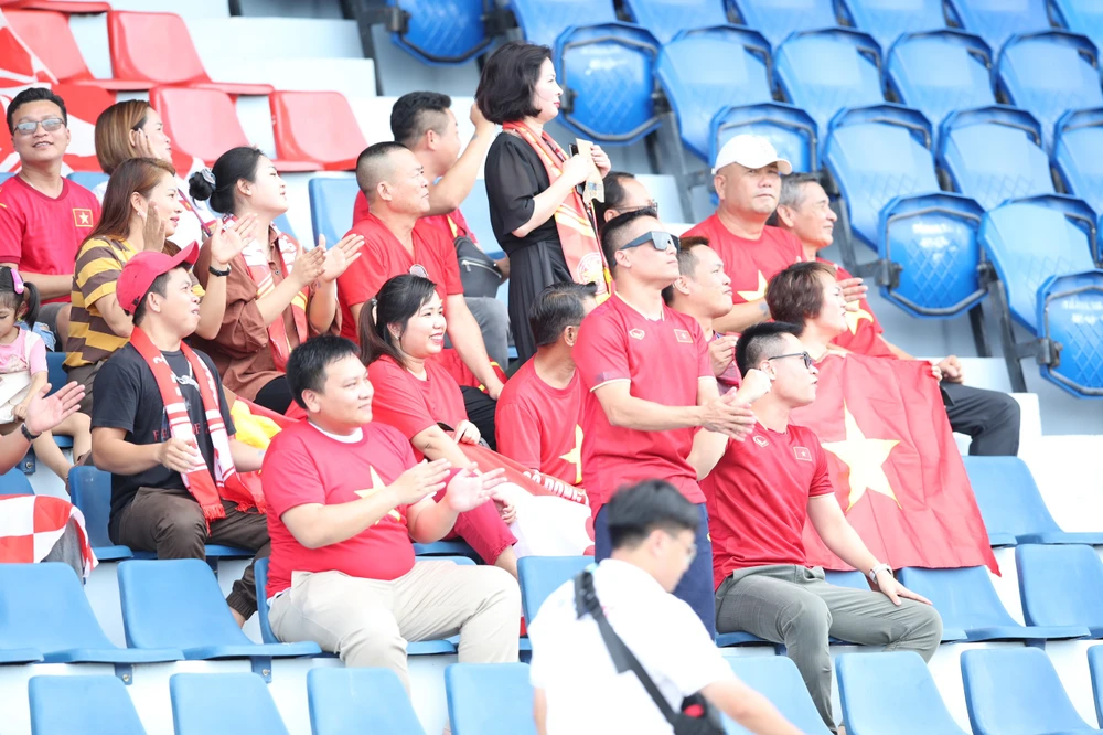 Cổ động viên Việt Nam tiếp lửa các tuyển thủ trẻ trên khán đài sân Rayong. Ảnh: ANH THỎA.