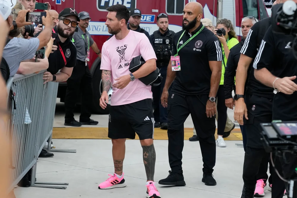 Chueko theo Messi như hình với bóng ở bất kỳ nơi đâu. Ảnh: GETTY.