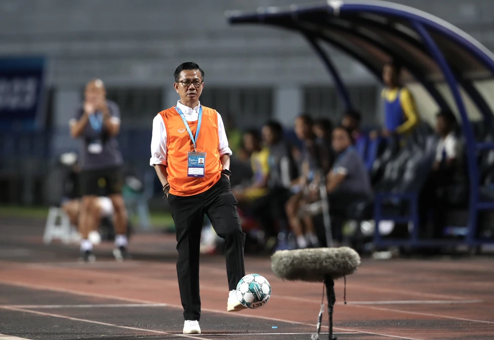 HLV Hoàng Anh Tuấn cùng các cộng sự tính toán kỹ cho trận chung kết với U-23 Indonesia và gặt hái thành công. Ảnh: ANH THỎA.