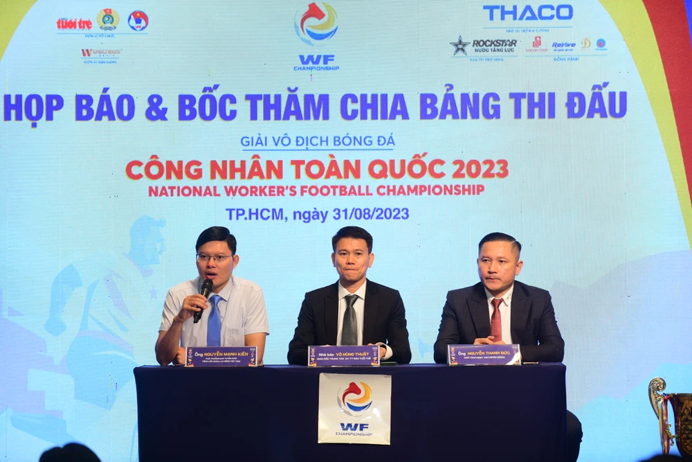 Ban tổ chức giải mang đến nhiều chương trình thú vị cho công nhân, người lao động vui chơi giải trí, mua sắm,... đồng hành với giải bóng đá. Ảnh: AN.