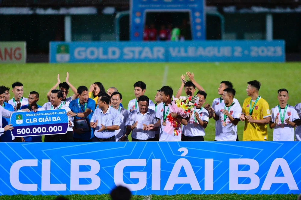 CLB Long An giành hạng 3 giải hạng Nhất cùng giải phong cách. Ảnh: ANH PHƯƠNG.