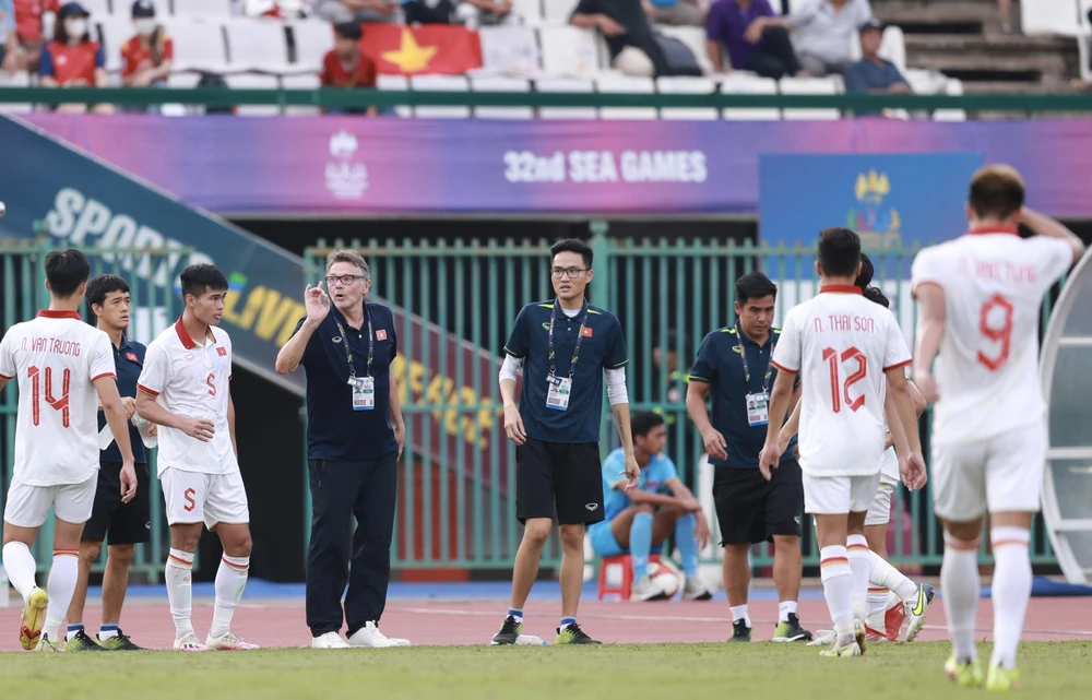 Thầy trò Troussier đã sẵn sàng cho cuộc chơi lớn ở sân Việt Trì (Phú Thọ). Ảnh: ANH PHƯƠNG.