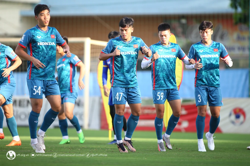 HLV Troussier cùng các cộng sự chăm sóc cả hai đội tuyển quốc gia cho những mục tiêu khác nhau. Ảnh: VFF.