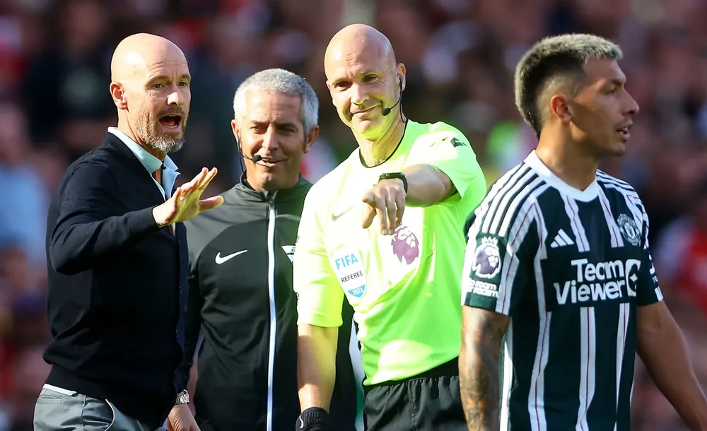 HLV người Hà Lan chỉ trích trọng tài Taylor bắt sai nhiều tình huống. Ảnh: GETTY.