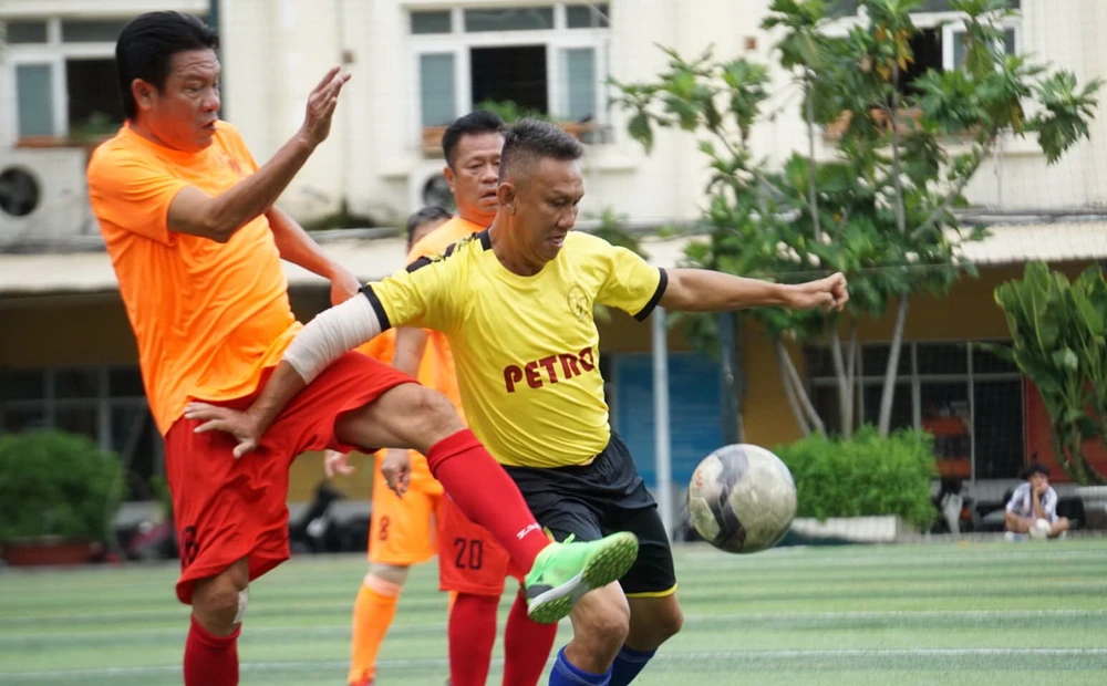 Cầu thủ chạy cánh cũ của Hải Quan, Nguyễn Anh Trung tranh bóng quyết liệt với đàn anh Khánh Hùng dưới hai màu áo CA TP.HCM và Ái Hữu, dẫu là đồng đội của nhau ở Hữu Nghị FC. Cầu thủ chạy cánh cũ của Hải Quan, Nguyễn Anh Trung tranh bóng quyết liệt với đàn anh Khánh Hùng dưới hai màu áo CA TP.HCM và Ái Hữu, dẫu là đồng đội của nhau ở Hữu Nghị FC.