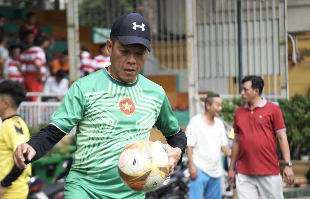Có đông đảo cựu cầu thủ góp mặt trong trận cầu thiện nguyện như Lương Quốc Lộc, Sỹ Thành, Trình Hận Quốc Bảo, Hoàng Hùng, Phùng Thanh Phương hay xuất thân từ các "lò" Hoa Lư, Tao Đàn, Quân khu 7 như Xuân Anh, Nguyễn Thành Tài, Phương Tú, Anh Quân,... hay 'thủ môn quốc dân" Huỳnh Tấn Phước. Có đông đảo cựu cầu thủ góp mặt trong trận cầu thiện nguyện như Lương Quốc Lộc, Sỹ Thành, Trình Hận Quốc Bảo, Hoàng Hùng, Phùng Thanh Phương hay xuất thân từ các "lò" Hoa Lư, Tao Đàn, Quân khu 7 như Xuân Anh, Nguyễn Thành Tài, Phương Tú, Anh Quân,... hay 'thủ môn quốc dân" Huỳnh Tấn Phước.