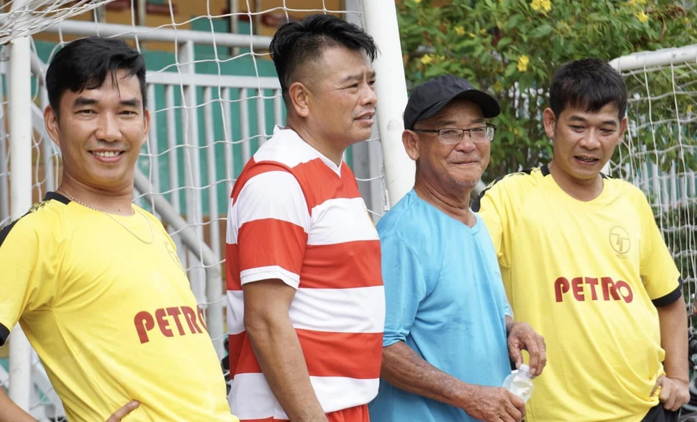 Cổ động viên lão luyện Trần Hữu Nghĩa có mặt trên từng cây số trong các hoạt động bóng đá thiện nguyện. Cổ động viên lão luyện Trần Hữu Nghĩa có mặt trên từng cây số trong các hoạt động bóng đá thiện nguyện.