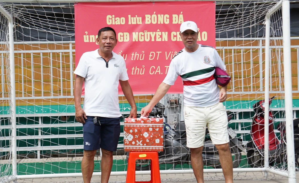 Cựu tiền đạo Phan Trung Việt, Quân "cơm" tưởng nhớ người em thân thương... Cựu tiền đạo Phan Trung Việt, Quân "cơm" tưởng nhớ người em thân thương...