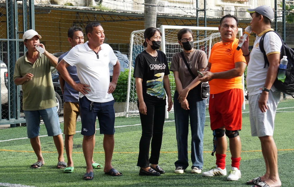 Các anh em đồng tổ chức trận giao hữu đã quyên góp hơn 30 triệu đồng hỗ trợ vợ con cựu tuyển thủ quốc gia Nguyễn Chí Bảo. Một cựu cầu thủ CA TP.HCM đã nhờ HLV Lê Hữu Tường và học trò cũ Lê Minh Quang gửi cho gia đình cựu tuyển thủ Chí Bảo 30 triệu đồng. Các anh em đồng tổ chức trận giao hữu đã quyên góp hơn 30 triệu đồng hỗ trợ vợ con cựu tuyển thủ quốc gia Nguyễn Chí Bảo. Một cựu cầu thủ CA TP.HCM đã nhờ HLV Lê Hữu Tường và học trò cũ Lê Minh Quang gửi cho gia đình cựu tuyển thủ Chí Bảo 30 triệu đồng.