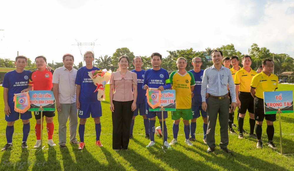 Giải bóng đá tứ hùng Quận Bình Tân là một hoạt động ý nghĩa, tạo sân chơi lành mạnh cho các cầu thủ từ 50 tuổi trở lên tranh tài sôi nổi.