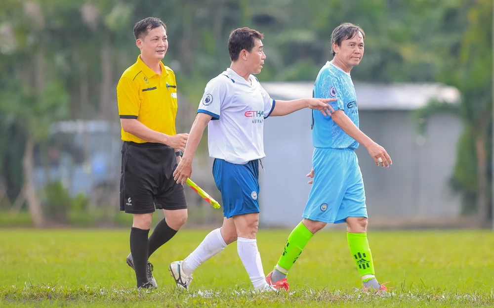 Cựu cầu thủ Tô Văn An và Nguyễn Anh Tuấn (đồng đội trong màu áo CLB Thể Công) đối đầu nhau nhẹ nhàng và vui vẻ trong trận Lão tướng Tân Phú gặp lão tướng Quận 6.