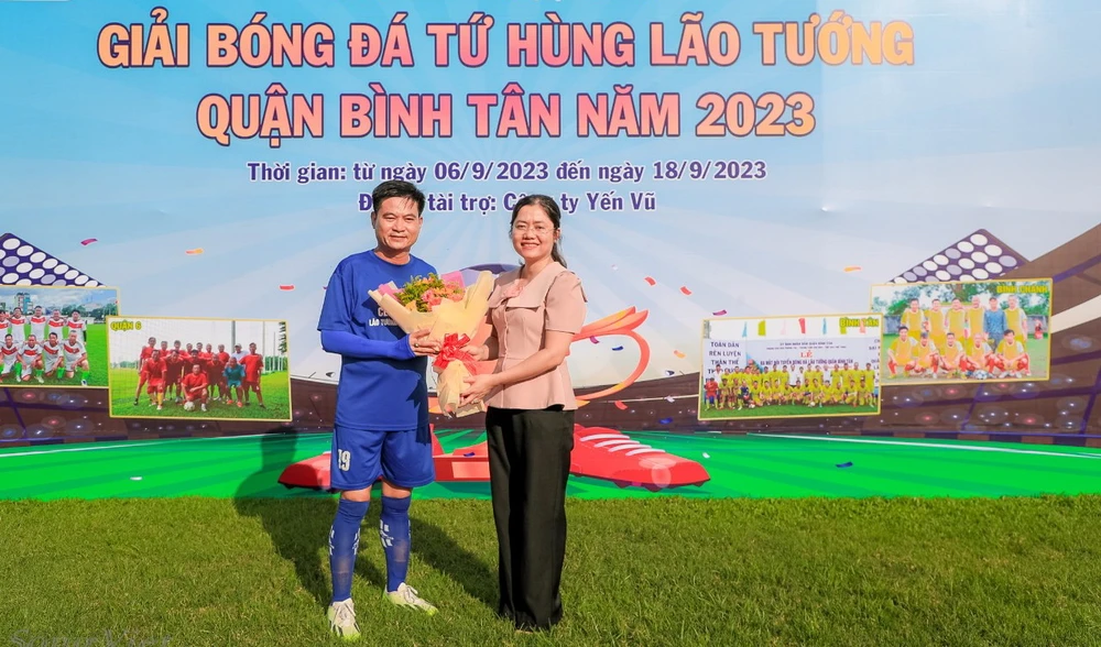 Bà Lê Thị Ngọc Dung - Phó Chủ tịch quận Bình Tân tặng hoa nhà tài trợ Cty Yến Vũ.