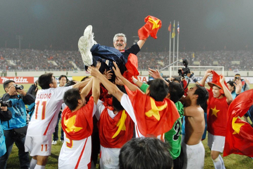 HLV Calisto đi vào lịch sử bóng đá Việt Nam ở lần đầu tiên giúp các học trò đăng quang AFF Cup 2008...