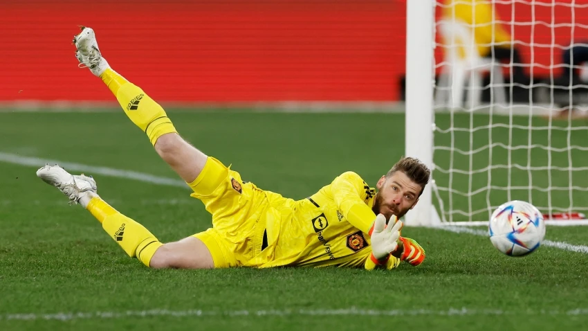 Thủ thành De Gea vẫn đang chờ một lời mời béo bở ở Trung Đông. Ảnh: GETTY.