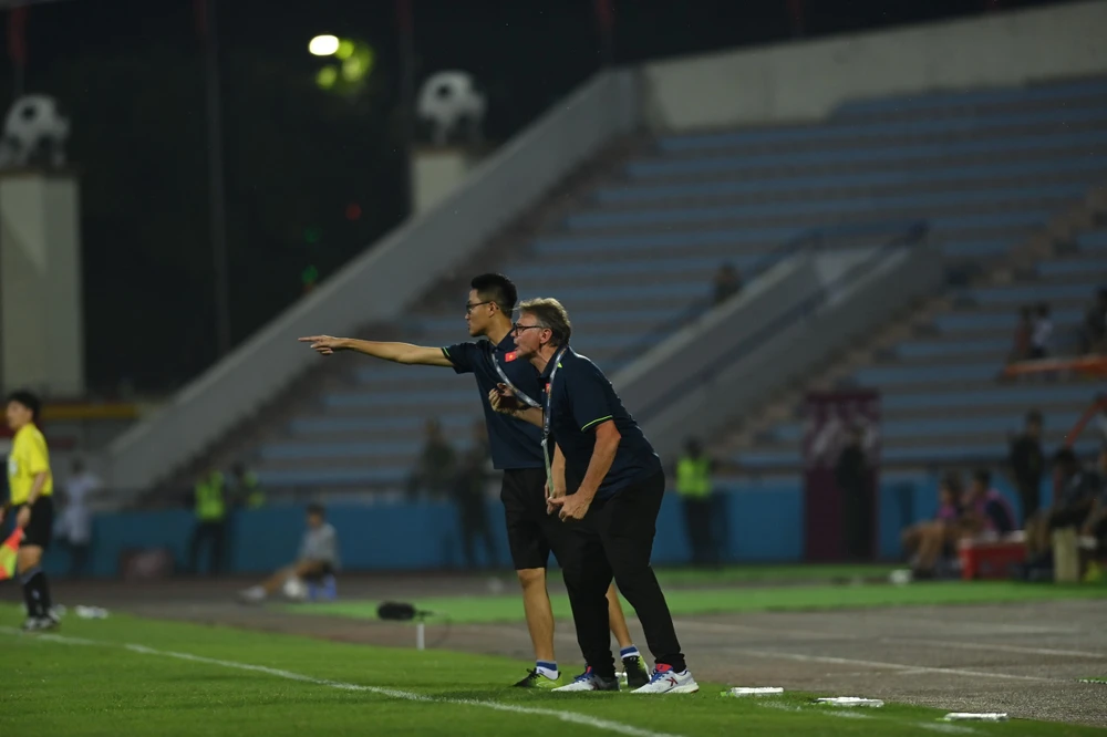 HLV Troussier thừa nhận các học trò còn bỏ lỡ nhiều cơ hội ghi bàn, đặc biệt trong hiệp một. Ảnh: HẢI THỊNH.