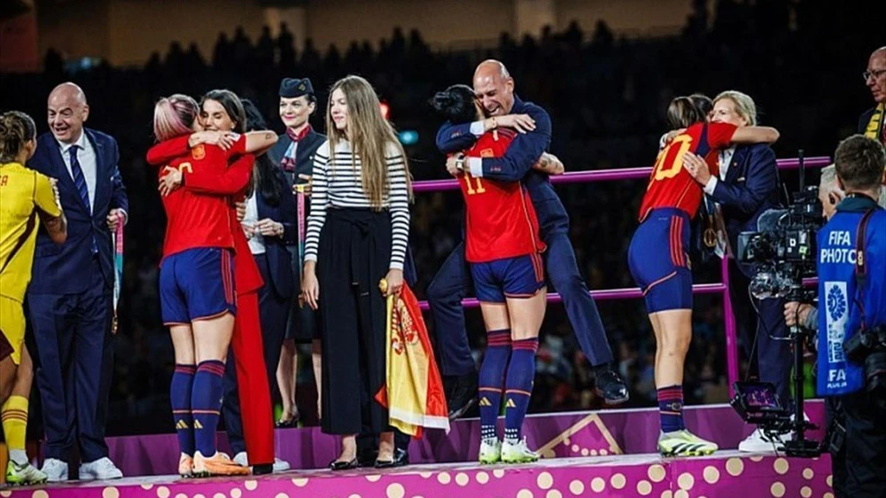 Chủ tịch RFEF trên bục trao huy chương cho tuyển nữ Tây Ban Nha vô địch World Cup 2023 hồi tháng trước. Ảnh: GETTY.