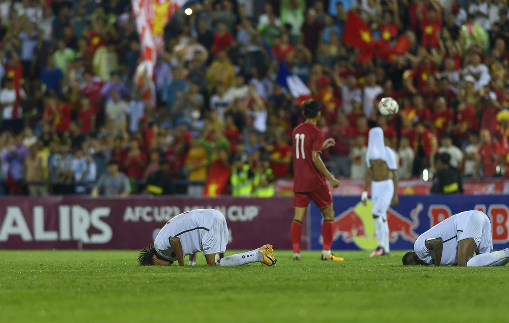 Bùi Vĩ Hào đã ghi bàn thắng duy nhất ở phút 85 khiến cầu thủ Yemen suy sụp. Ảnh: HẢI THỊNH.