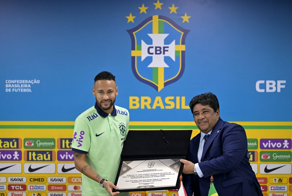 Chủ tịch Liên đoàn bóng đá Brazil Ednaldo Rodrigues trao bảng danh vị cho Neymar. Ảnh: GETTY.