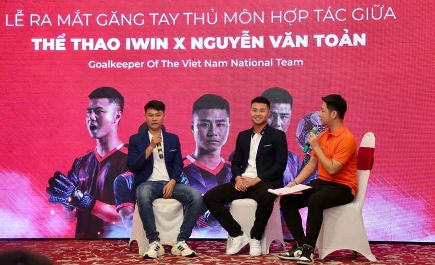 Thủ môn Văn Toản cho biết anh cảm thấy tự tin hơn khi mang găng tay iWin. Thủ môn Văn Toản cho biết anh cảm thấy tự tin hơn khi mang găng tay iWin.