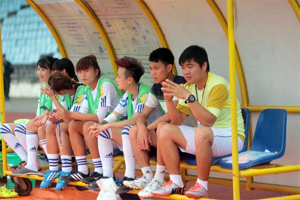 HLV Lường Văn Chuyên (phải) của đội Sơn La cũng là thành viên Ban huấn luyện U-19 Việt Nam. Ảnh: LM.