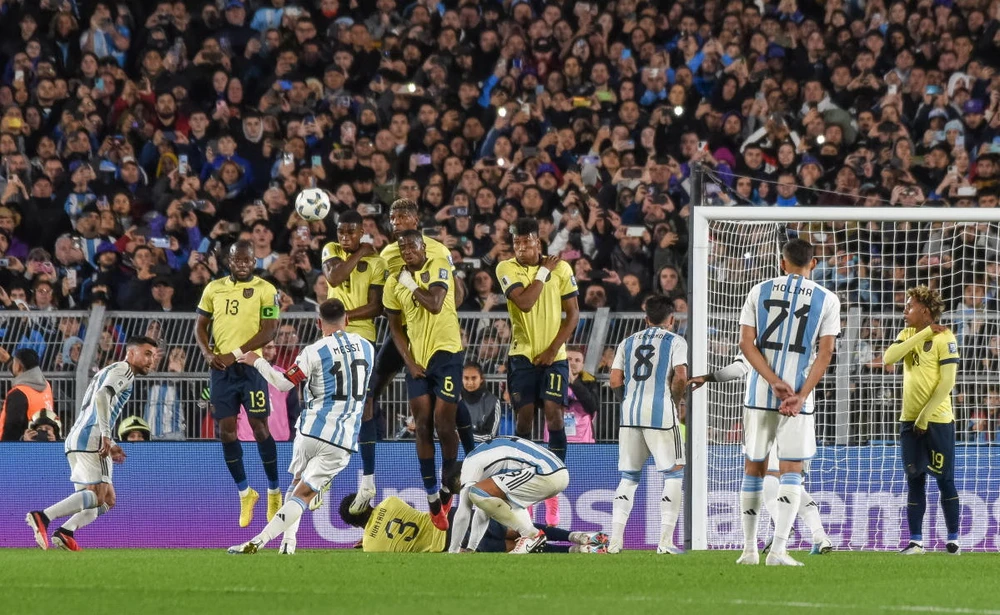 Mới tuần trước, Messi đã mang về chiến thắng cho đội nhà sau một cú sút phạt tuyệt đẹp vào lưới Ecuador. Ảnh: GETTY.