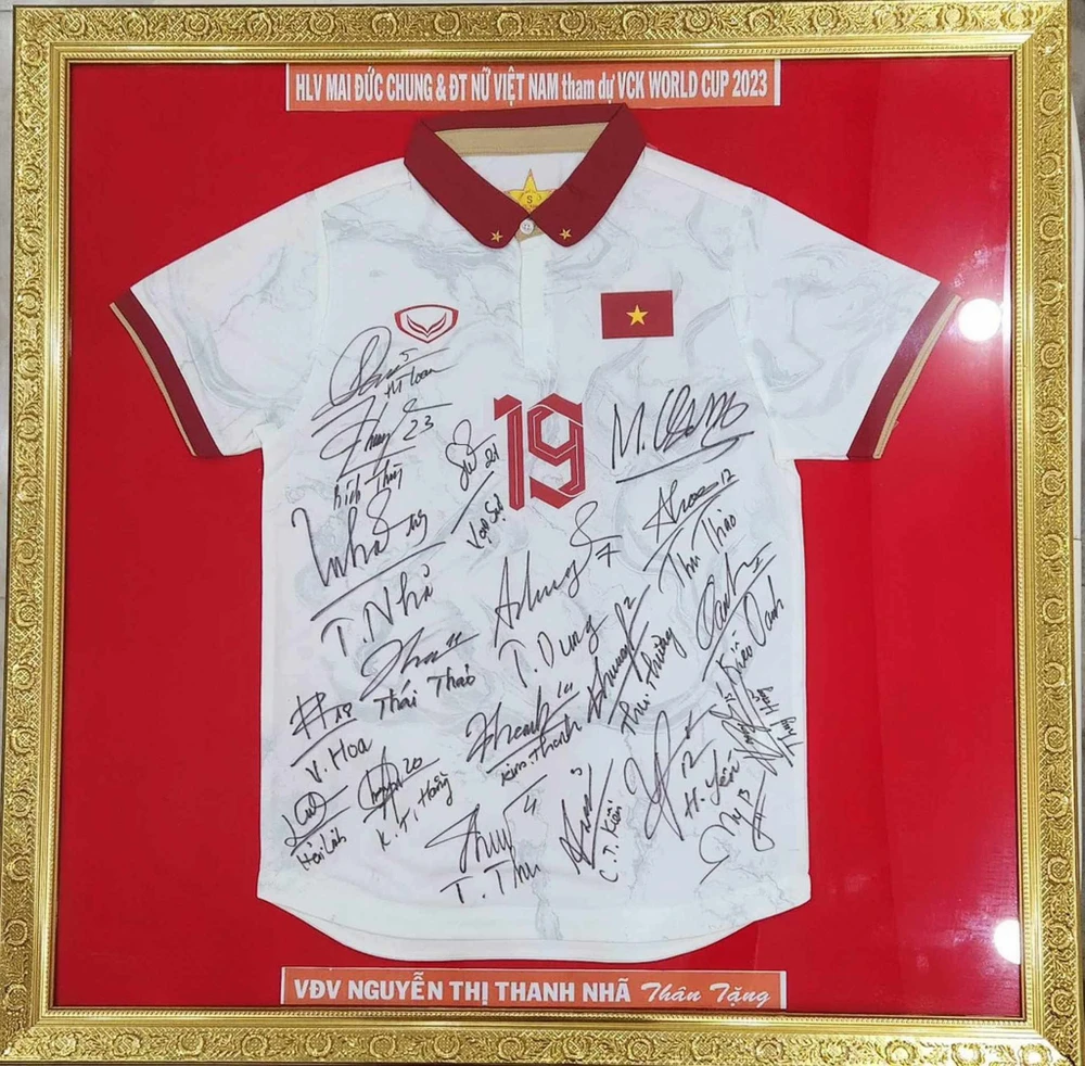 Đấu giá áo đấu làm thiện nguyện sau giải.jpeg