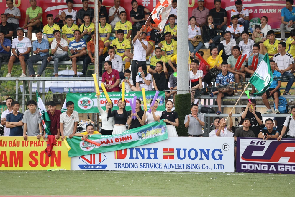 am-ap-tinh-dong-huong-thanh-hoa-o-cuoc-choi-lon-bong-da (7).jpg